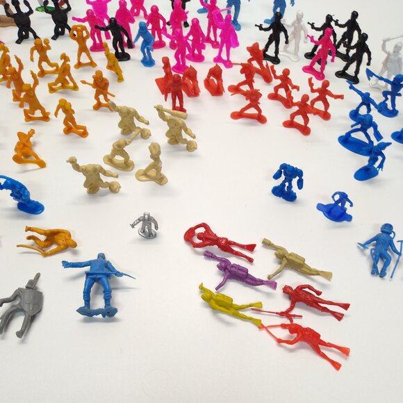 Toy Figurines Vintage Astronauts, Divers, People, Fantasy Mixed Approx 125 pcs - Picture 6 of 14